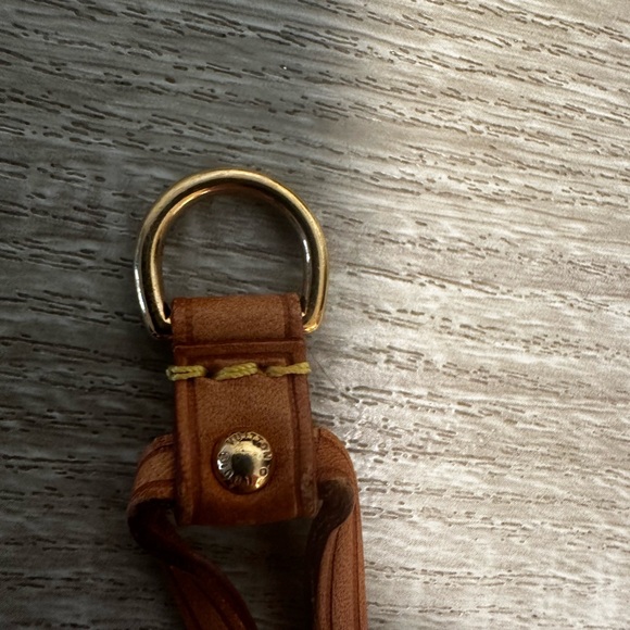 👜Louis Vuitton strap - Came off Purse👜 Would make cute keychain/bracelet👜 - Picture 7 of 7